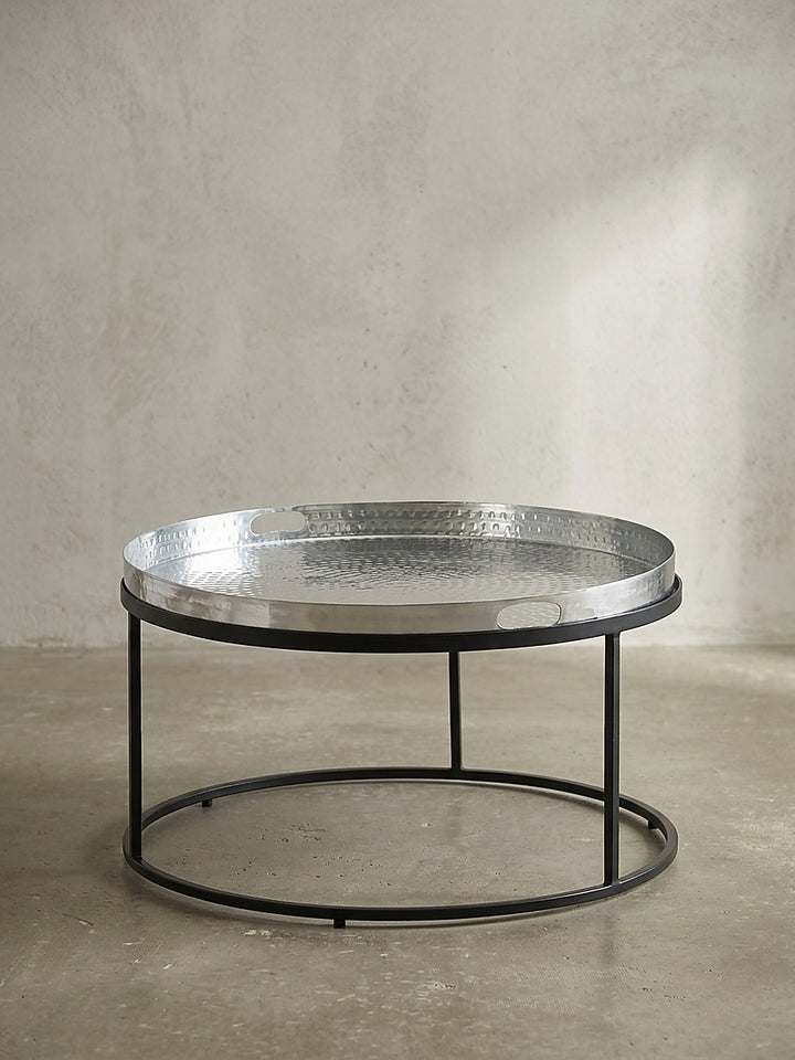 Seitenansicht des 36 cm hohen Beistelltisches aus Aluminium und Eisen verdeutlicht die flache und elegante architektonische Silhouette._