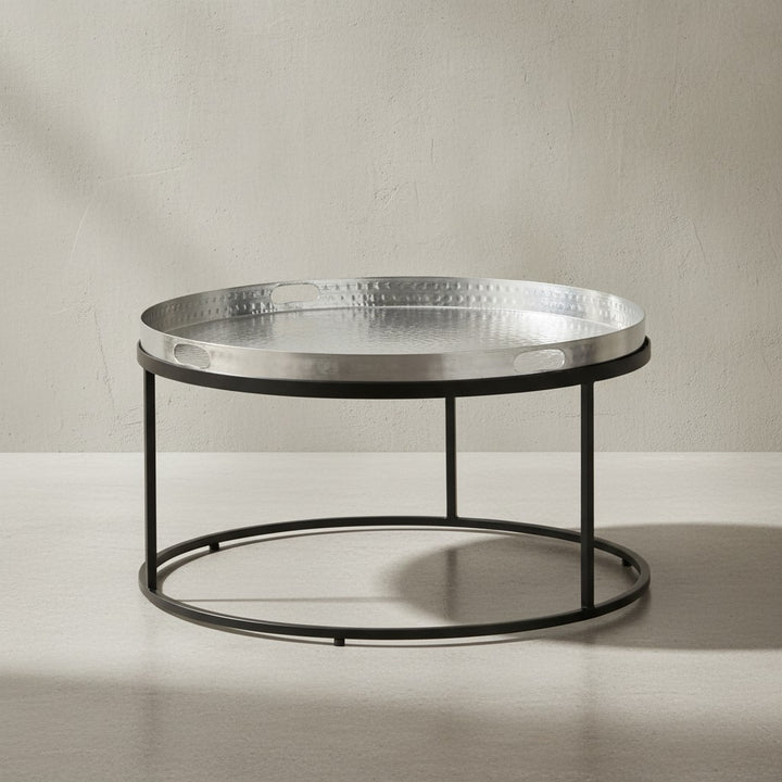 Couchtisch mit Hammerschlag-Struktur_ Abnehmbares Tablett_ Hammerschlag-Struktur_ 62x62x36 cm_ Aluminium und Eisen_ silber-schwarz - KADIMA DESIGN_Farbe_ Silber_ Größe_ 62x62x36 cm_