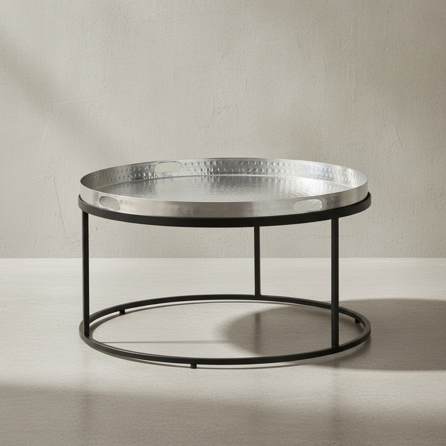 Couchtisch mit Hammerschlag-Struktur_ Abnehmbares Tablett_ Hammerschlag-Struktur_ 62x62x36 cm_ Aluminium und Eisen_ silber-schwarz - KADIMA DESIGN_Farbe_ Silber_ Größe_ 62x62x36 cm_