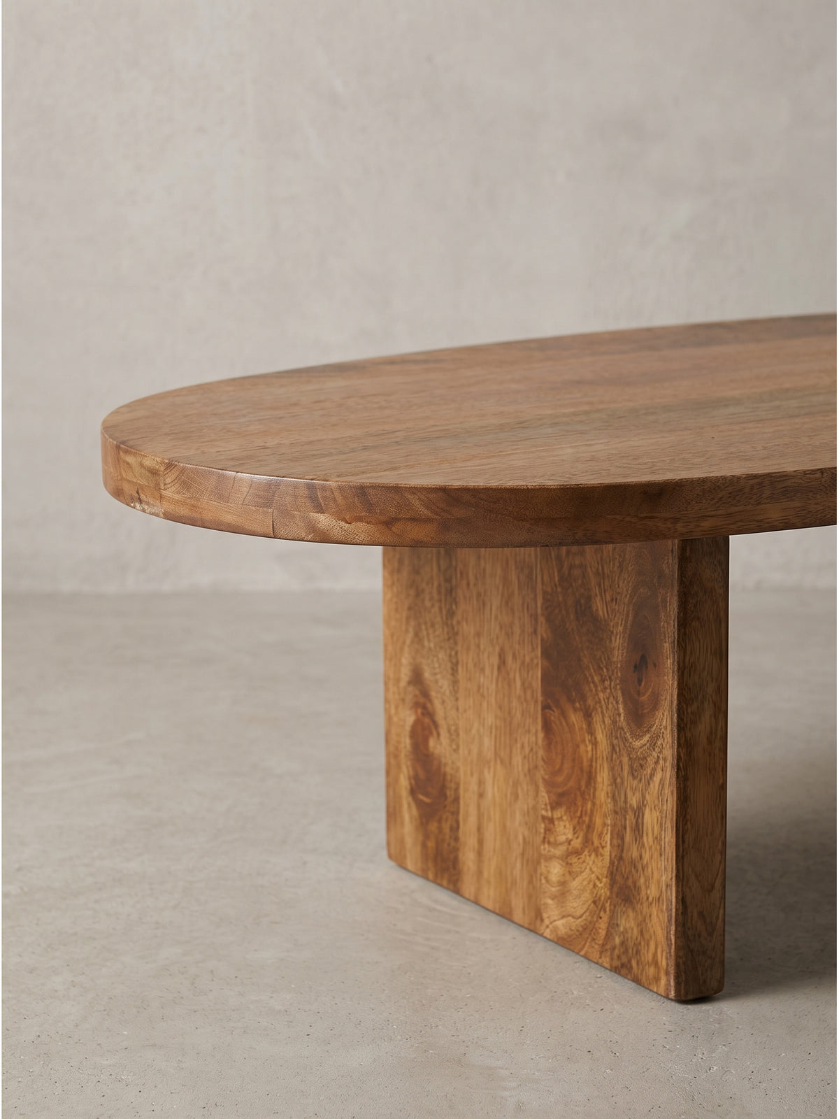 Gesamtbild des handgefertigten Mango Couchtischs, dessen warme Holzfarbe einen architektonisch ruhigen Akzent im Raum setzt._