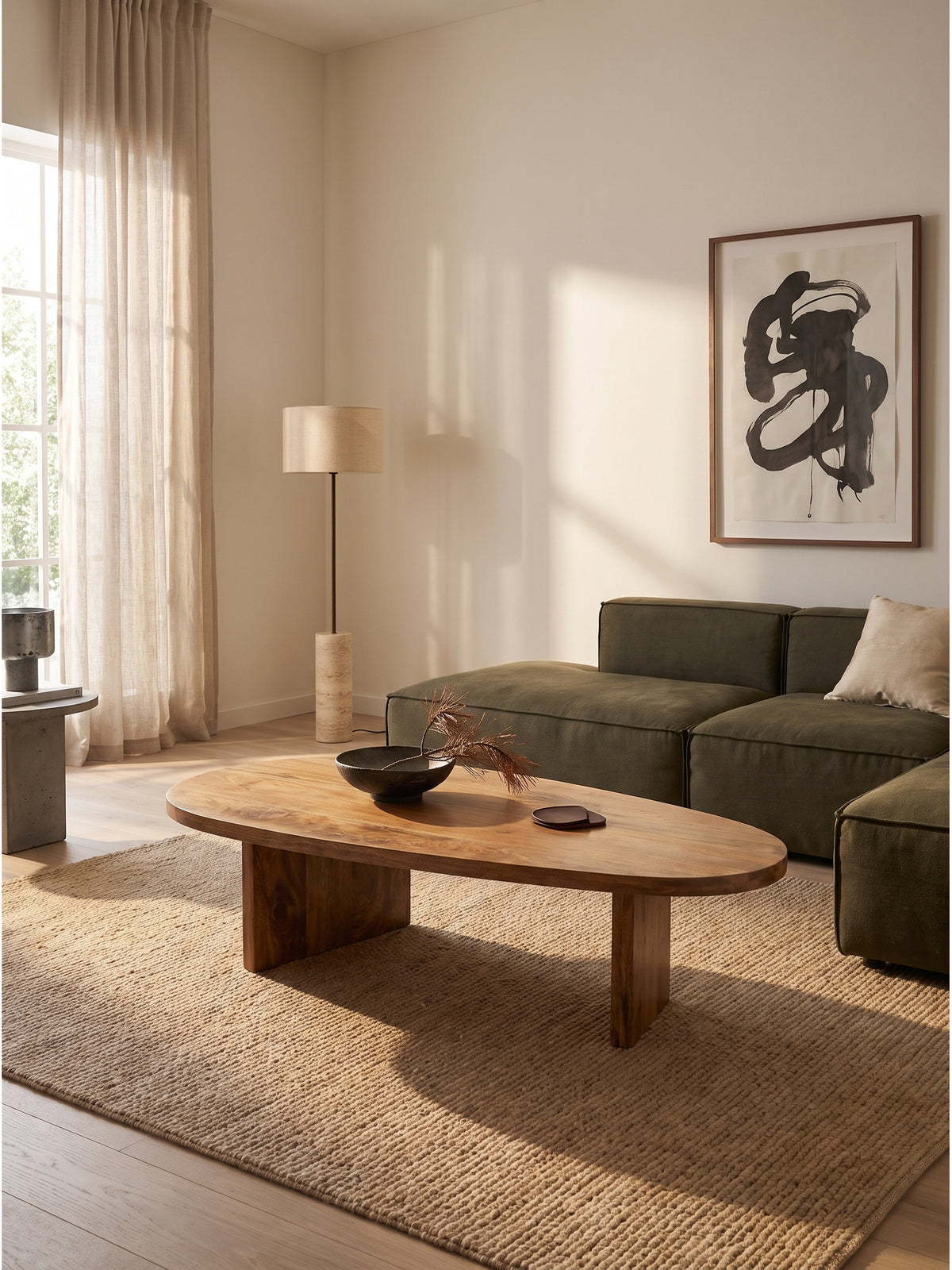 Wohnzimmer im Japandi-Stil mit einem asymmetrischen Couchtisch aus Mango Massivholz vor einer beigefarbenen Tadelakt-Wand._