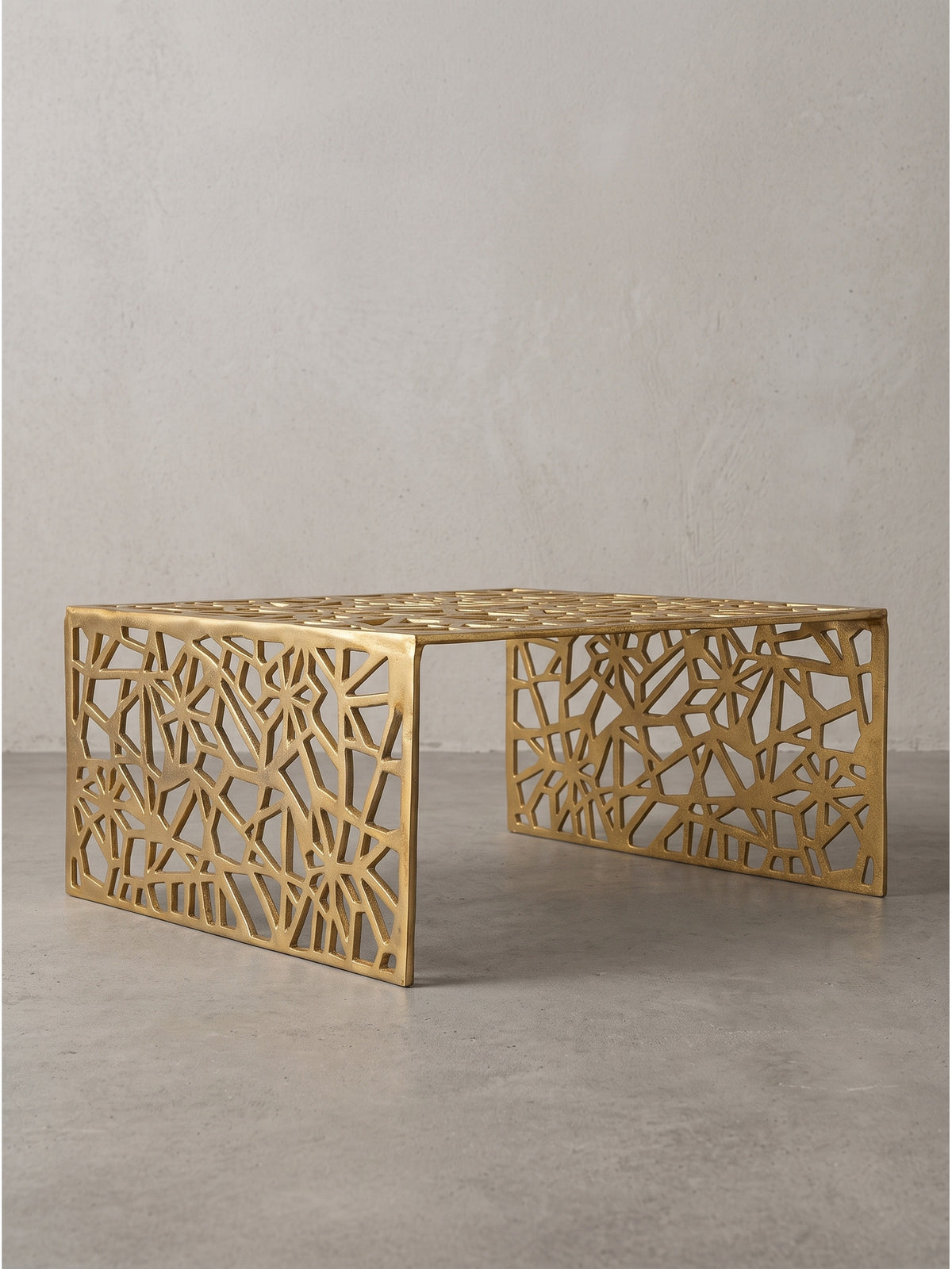 Niedriger Aluminiumtisch in Gold, die Profilansicht verdeutlicht die flache Lounge-Höhe von 31 cm und klare Linienführung.