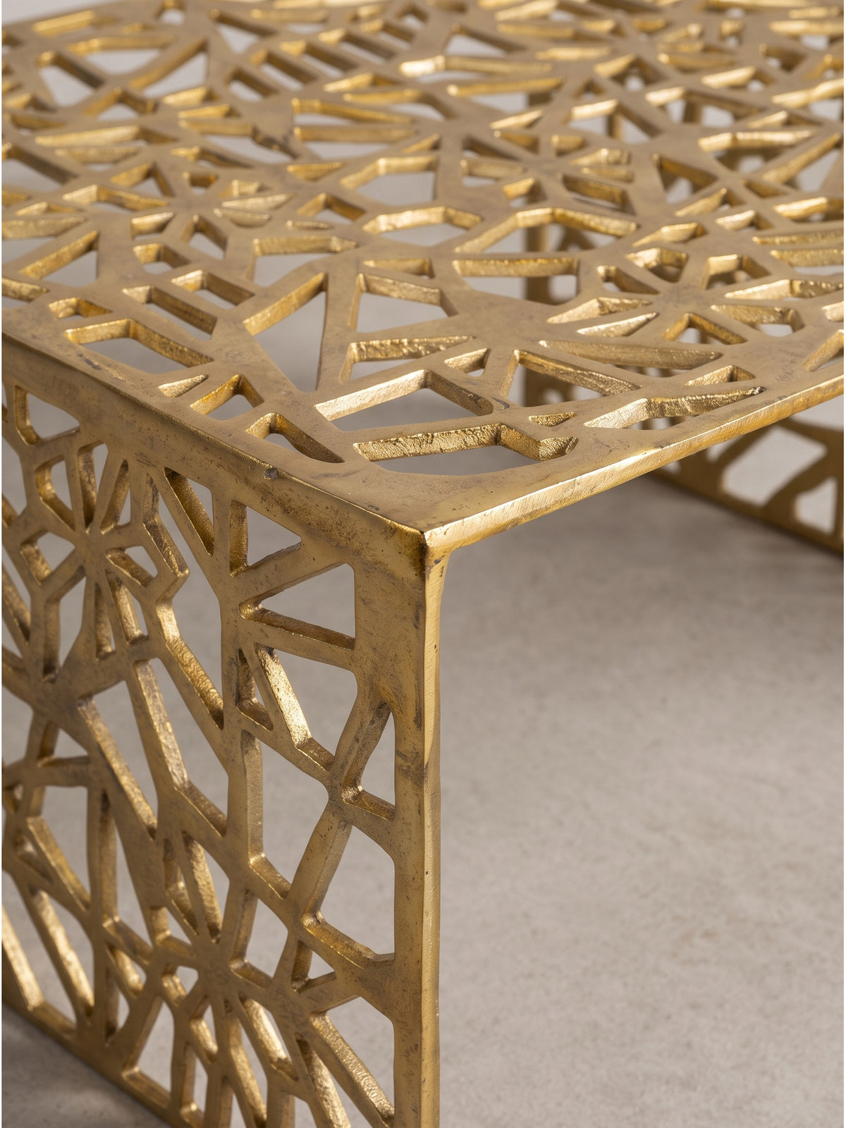 Design-Couchtisch aus glänzendem Metall, Frontalansicht der U-Form für moderne Einrichtungskonzepte im eleganten Wohnbereich.
