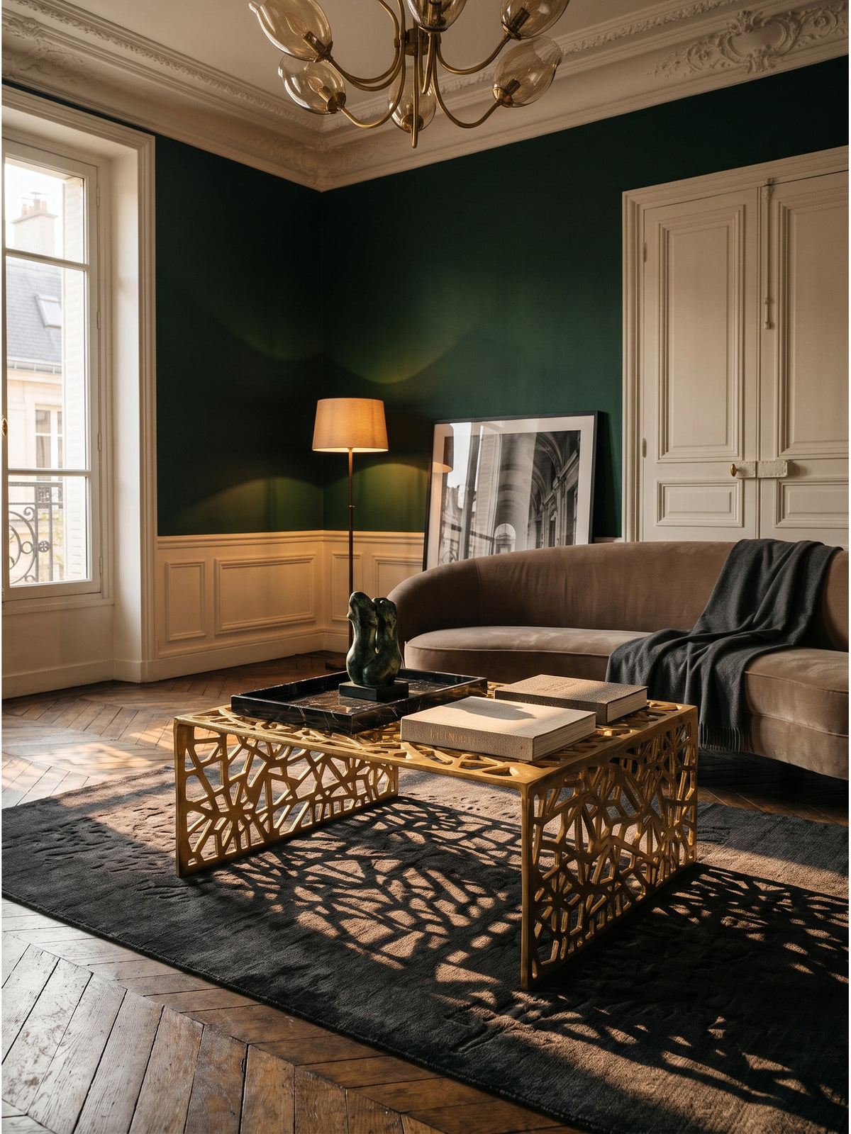 Quadratischer Couchtisch aus goldenem Aluminium mit Cut-out-Muster im luxuriösen Wohnzimmer vor smaragdgrüner Akzentwand.