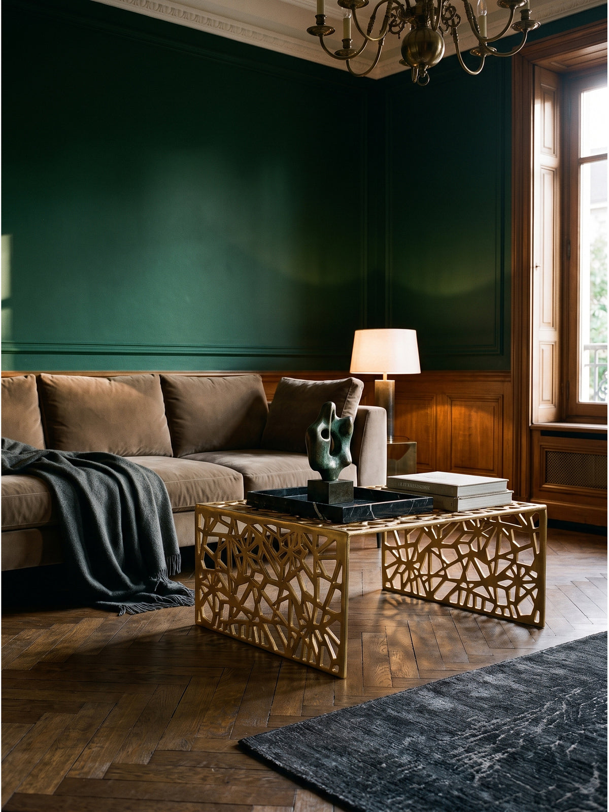 Goldener Beistelltisch mit einem massiven Marmortablett und Leinen-Bildbänden dekoriert im stimmungsvollen klassischen Altbau.