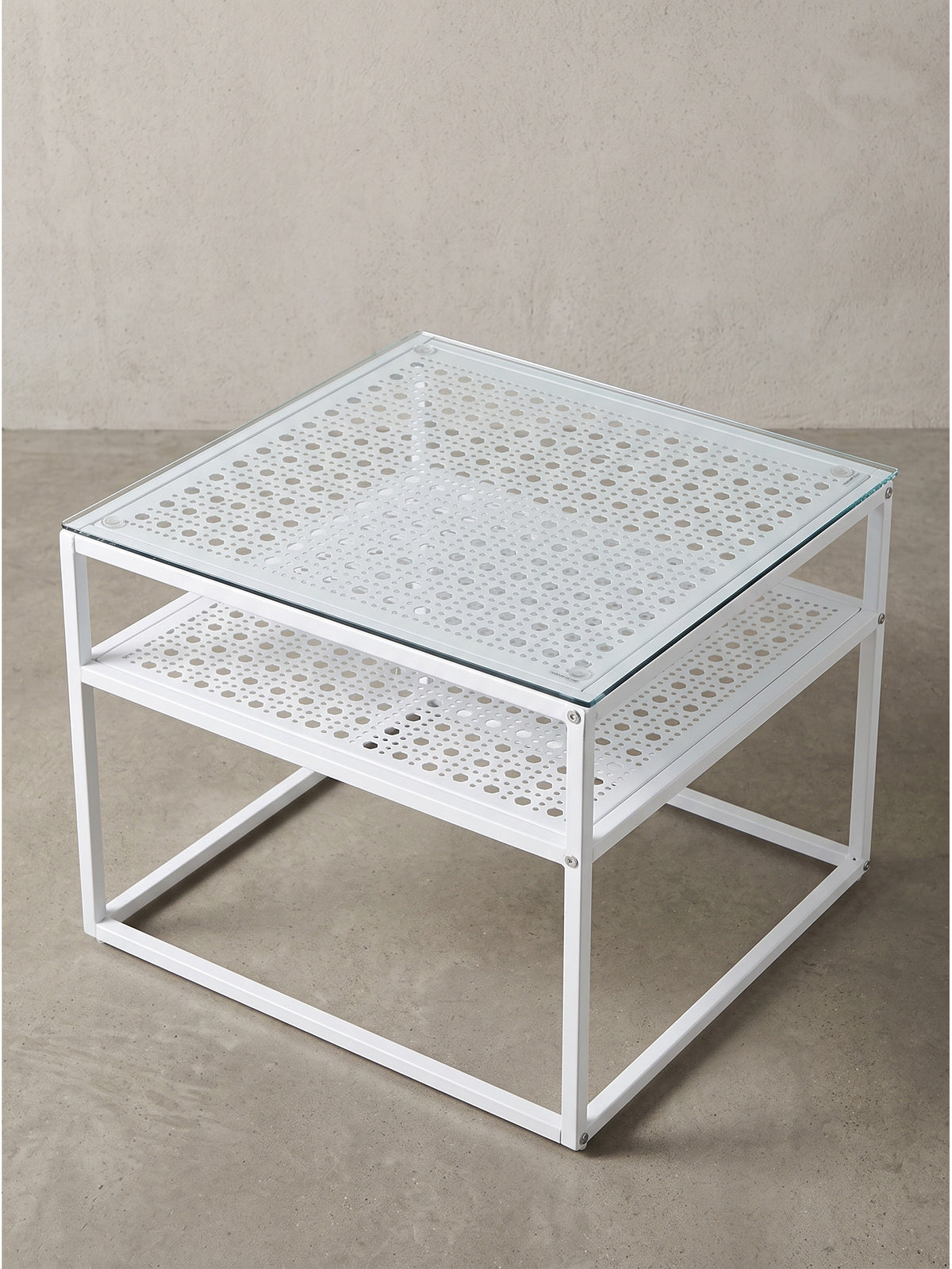 Moderner Couchtisch 60x60 cm in der Dreiviertelansicht präsentiert die transparente Konstruktion und die praktische untere Ebene._