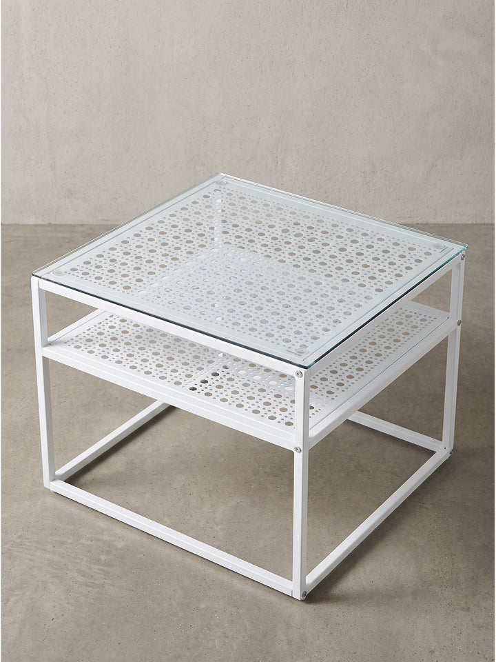 Moderner Couchtisch 60x60 cm in der Dreiviertelansicht präsentiert die transparente Konstruktion und die praktische untere Ebene._