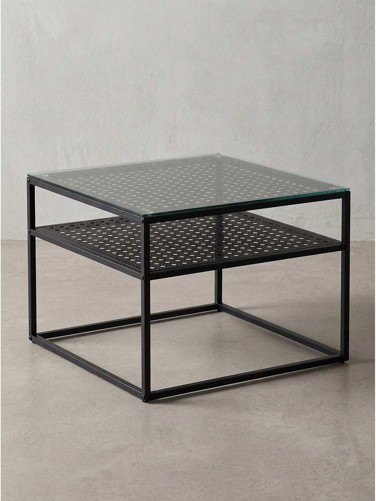 Couchtisch Glas Metall Schwarz 60x60x45 cm mit quadratischer Grundform und offener Gestaltung auf weißem Grund_