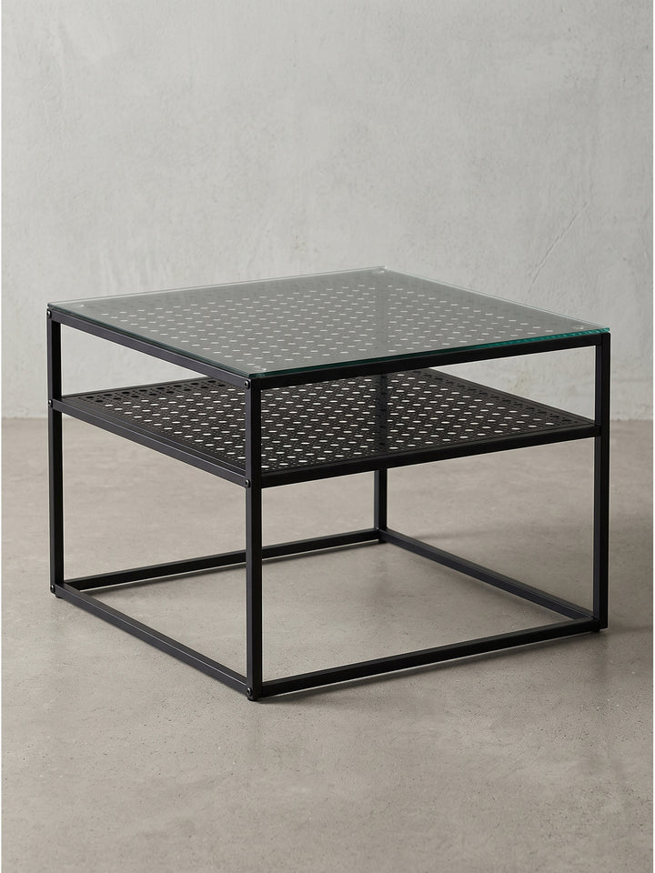 Couchtisch Glas Metall Schwarz 60x60x45 cm mit quadratischer Grundform und offener Gestaltung auf weißem Grund_