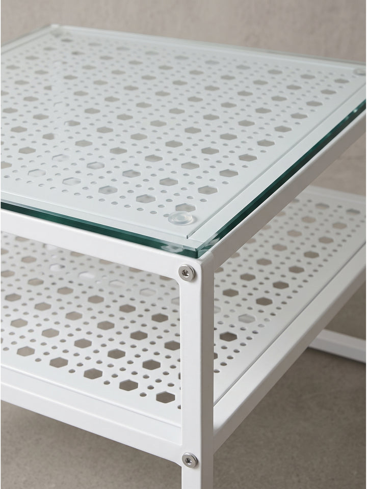 Gesamtbild des minimalistischen Kaffeetisches unterstreicht das funktionale Design für moderne offene Raumkonzepte._