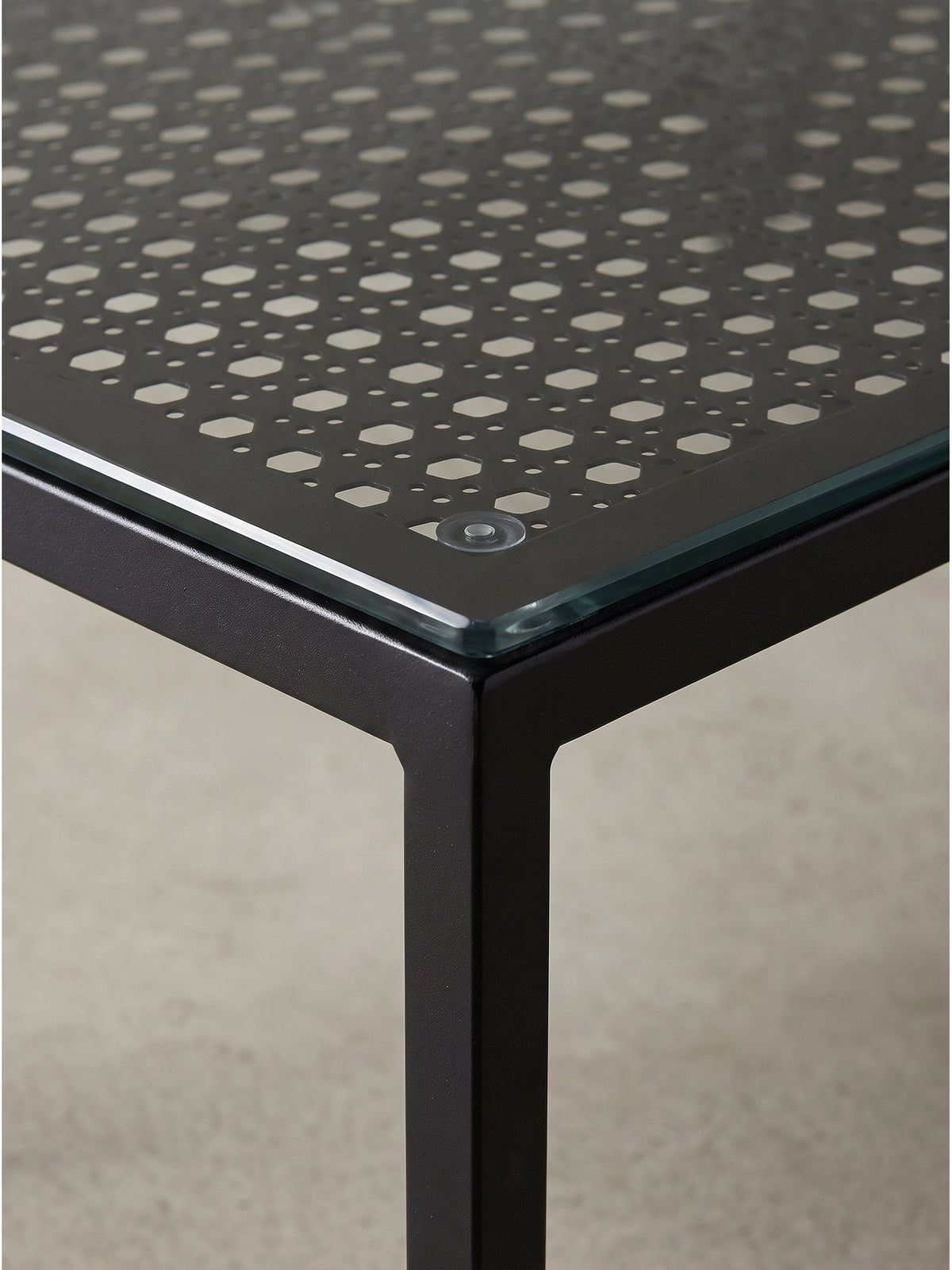 Minimalistischer Sofatisch aus schwarzem Metall und Glas bietet mit 100x50 cm viel Ablagefläche
