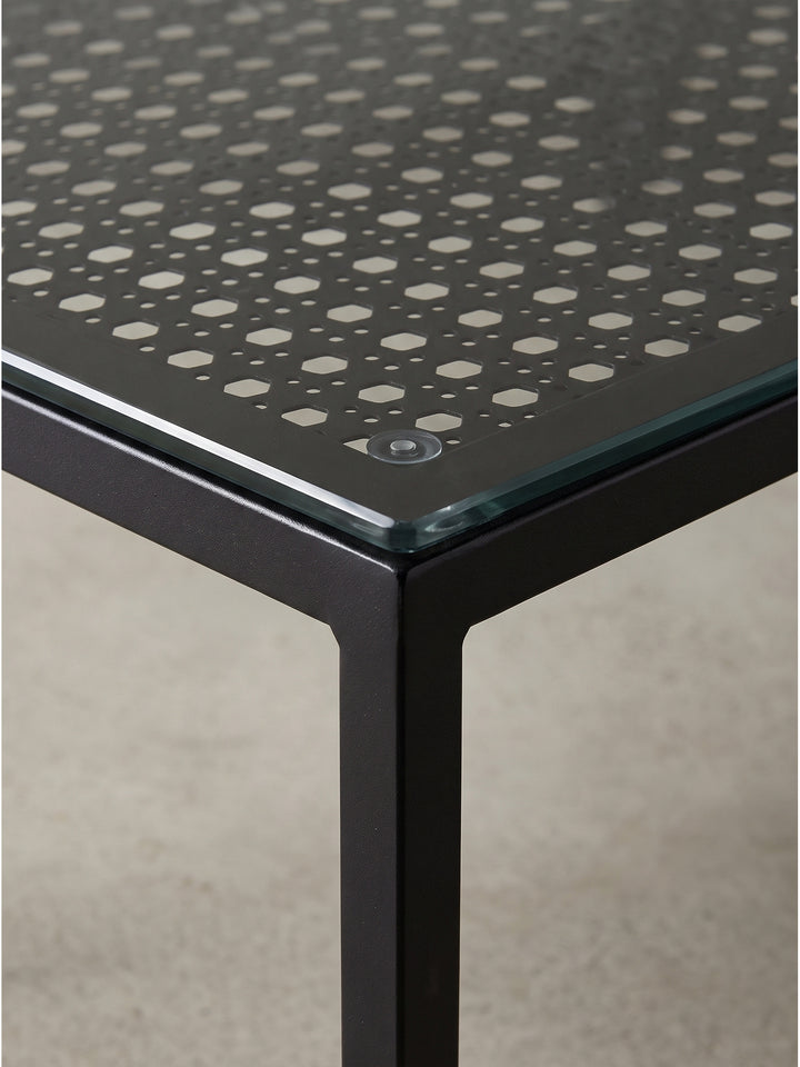 Minimalistischer Sofatisch aus schwarzem Metall und Glas bietet mit 100x50 cm viel Ablagefläche_