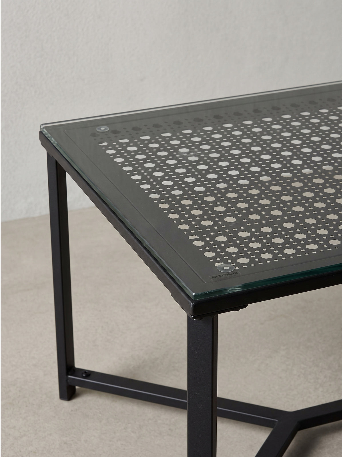 Couchtisch im Industrial Design mit rechteckiger Glasfläche schräg von rechts fotografiert
