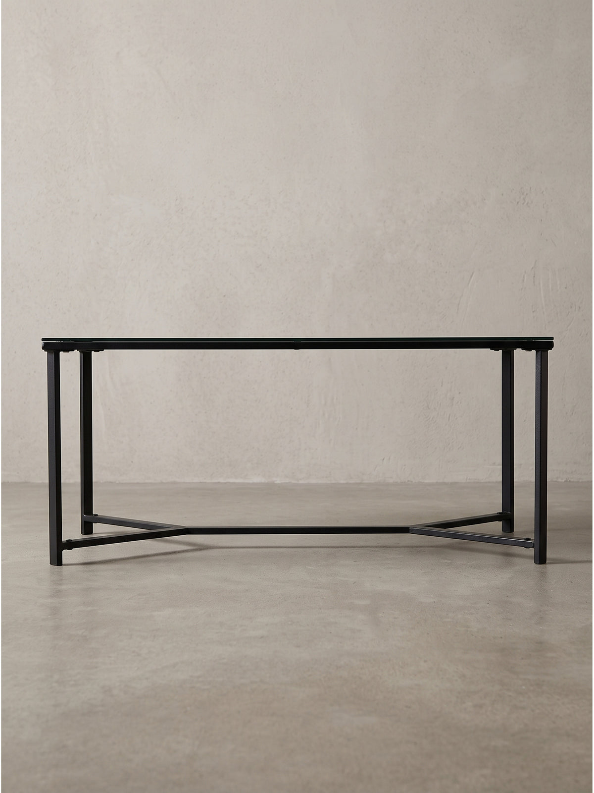 Seitenansicht des Couchtisches 42 cm hoch zeigt die markanten V-förmigen Verstrebungen des Metallgestells_