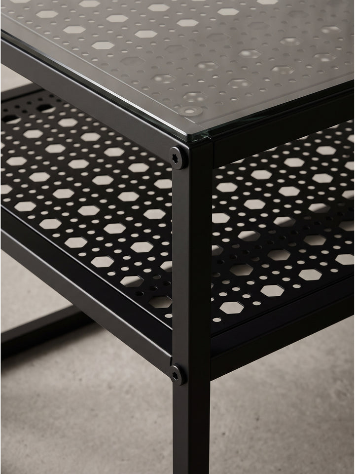 Vollansicht des schlichten Sofatisches aus Metall und Glas zeigt das geometrische Industrial Design_