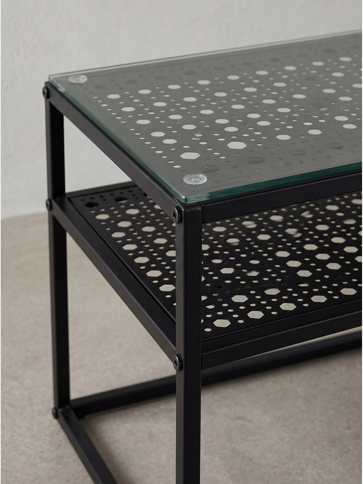 Couchtisch im Loft-Stil mit Glasplatte und Metallgitter aus erhöhter Perspektive komplett freigestellt_