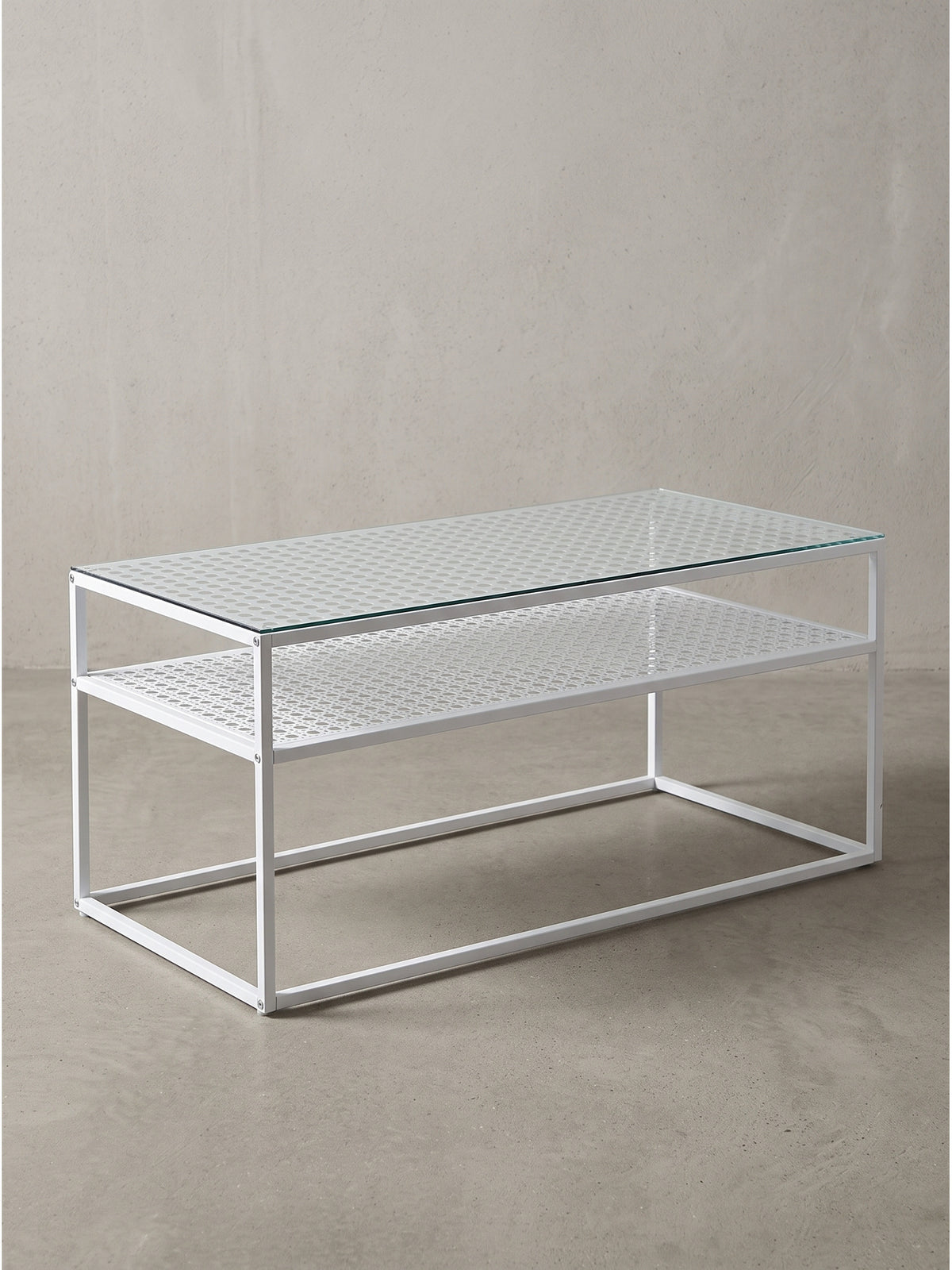 Moderner Couchtisch aus robustem weißem Vierkantrohr mit klarer Glasplatte in freier Raumansicht._