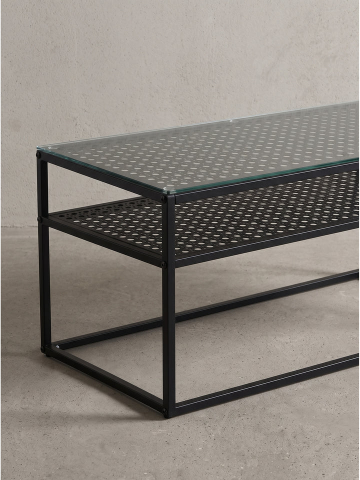 Klarer Couchtisch aus Sicherheitsglas und Metallgestell schwarz in einer leicht schrägen Ansicht vor weißem Hintergrund_