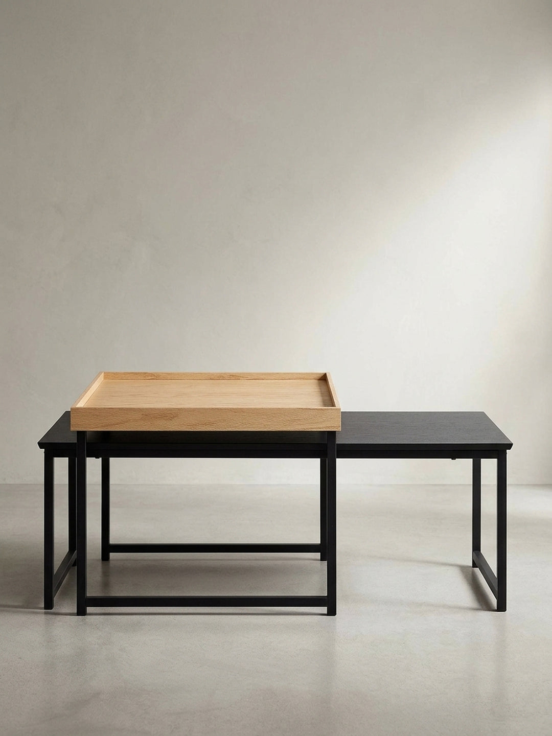Zweiteiliges Couchtisch-Set von schräg oben betrachtet zeigt das harmonische Zusammenspiel der 60x60 cm großen hellen Eichenplatte und der länglichen dunklen Ablage._