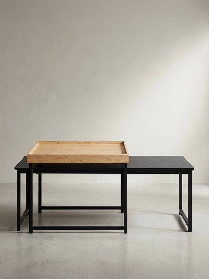 Zweiteiliges Couchtisch-Set von schräg oben betrachtet zeigt das harmonische Zusammenspiel der 60x60 cm großen hellen Eichenplatte und der länglichen dunklen Ablage._