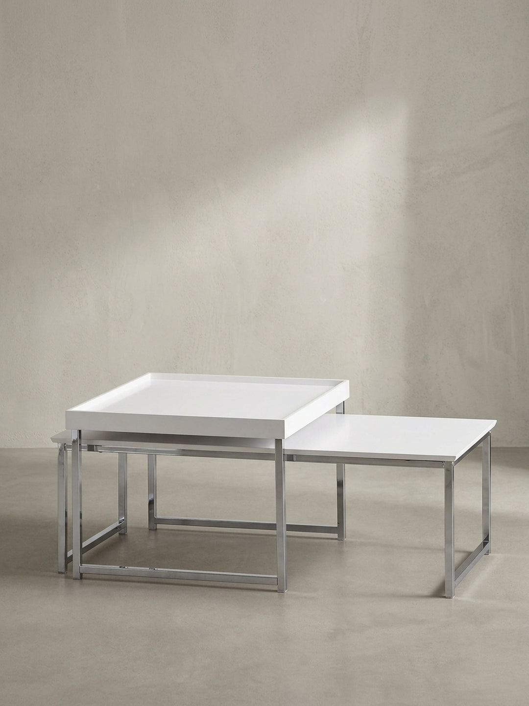 Zusammengeschobenes Couchtisch Set aus robustem MDF und Stahlrohr in dreiviertel Ansicht zeigt das durchdachte ineinandergreifende Design._