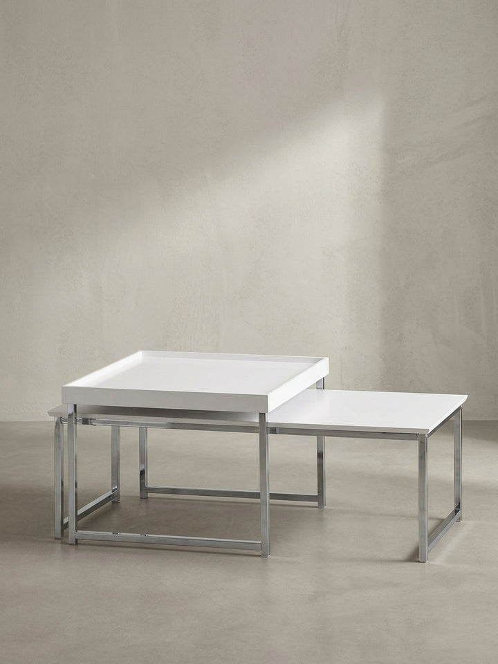 Zusammengeschobenes Couchtisch Set aus robustem MDF und Stahlrohr in dreiviertel Ansicht zeigt das durchdachte ineinandergreifende Design._