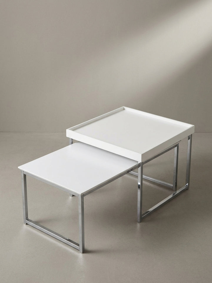 Alternative Perspektive auf das zweiteilige Tischset in Weiß unterstreicht die klare architektonische Formensprache des puristischen Designs._