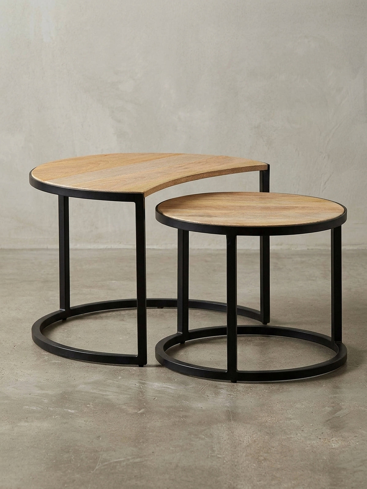 Das komplette Couchtisch-Set aus massivem Mangoholz im Überblick, eine vielseitige und stilvolle Ergänzung für jedes Wohnzimmer im Industrial oder modernen Stil._