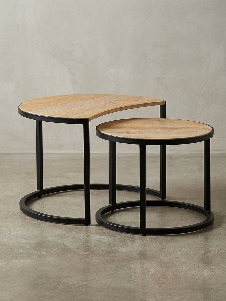 Das komplette Couchtisch-Set aus massivem Mangoholz im Überblick, eine vielseitige und stilvolle Ergänzung für jedes Wohnzimmer im Industrial oder modernen Stil._