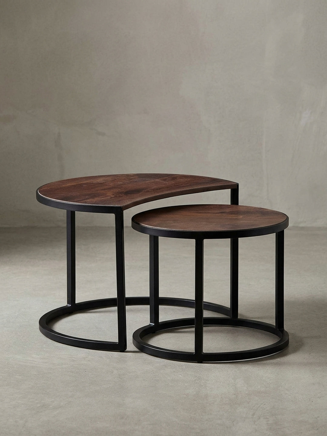 Design-Couchtisch im Profil, die Seitenansicht betont die unterschiedlichen Höhen (41cm / 36cm) und die schlanke Silhouette des industriellen Metallgestells._