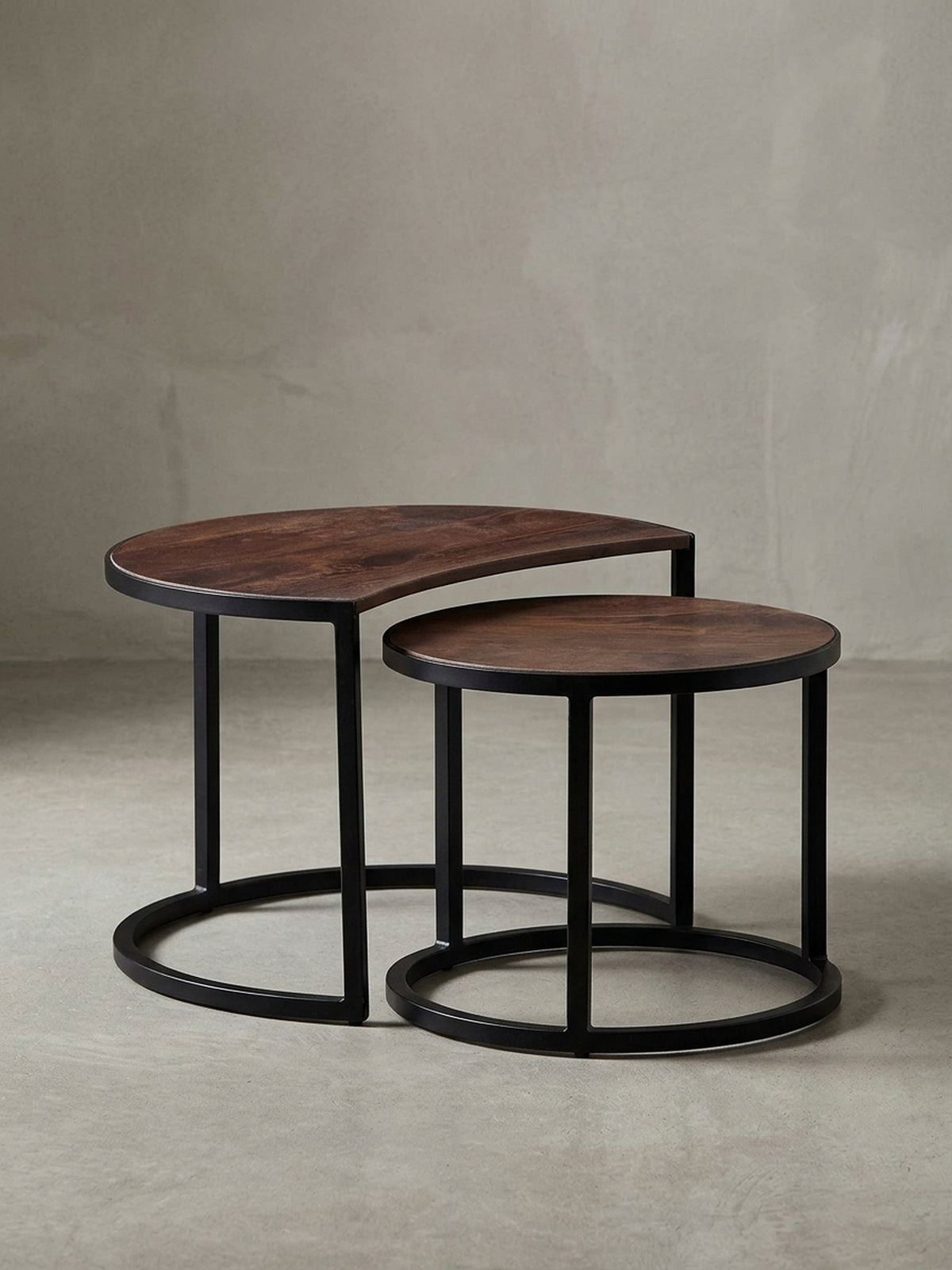 Design-Couchtisch im Profil, die Seitenansicht betont die unterschiedlichen Höhen (41cm / 36cm) und die schlanke Silhouette des industriellen Metallgestells.