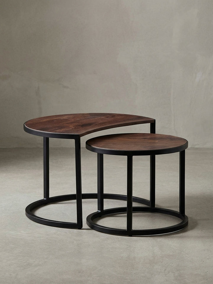 Design-Couchtisch im Profil, die Seitenansicht betont die unterschiedlichen Höhen (41cm / 36cm) und die schlanke Silhouette des industriellen Metallgestells._