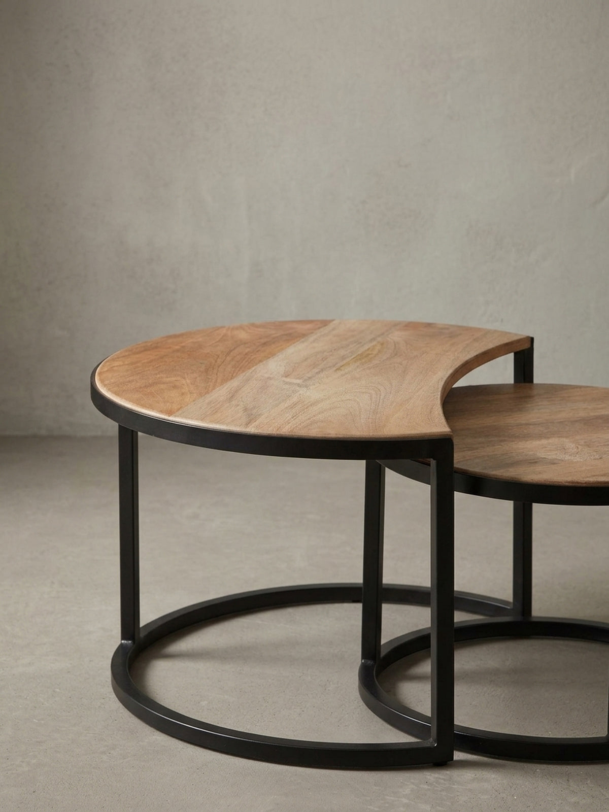 Alternativer Blickwinkel auf das Tischset, der das einzigartige Design des größeren Tisches mit seiner halbmondförmigen Aussparung für den kleineren Tisch hervorhebt._