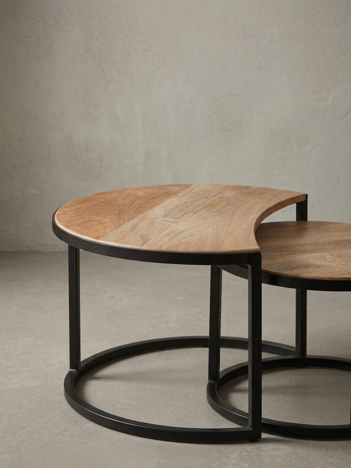 Alternativer Blickwinkel auf das Tischset, der das einzigartige Design des größeren Tisches mit seiner halbmondförmigen Aussparung für den kleineren Tisch hervorhebt._