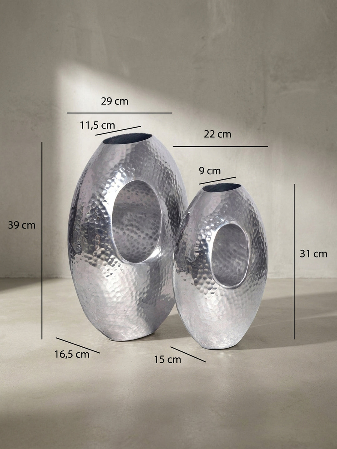 Technische Zeichnung mit den exakten Maßen des 2er-Sets Aluminiumvasen: die große Vase ist 39 cm hoch und 29 cm breit._