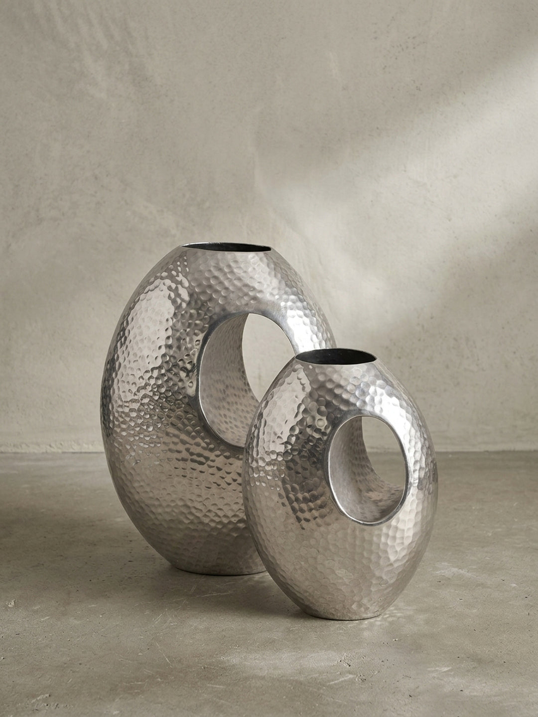 Überblick über das Design der zweiteiligen Deko-Vase, die handwerkliche Hammerschlag-Technik mit einer modernen Form verbindet._
