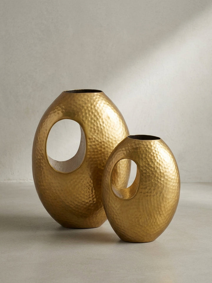 Gesamtüberblick über das elegante 2er-Set Aluminiumvasen in Gold, das modernes Design mit traditioneller Handwerkskunst verbindet._