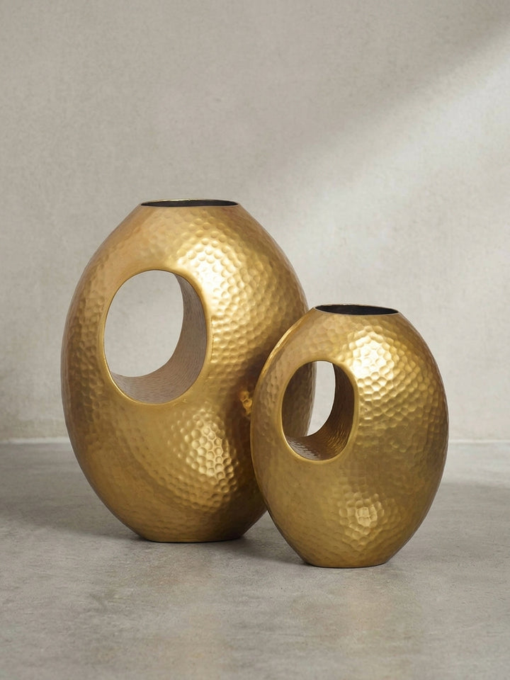 Seitenprofil der von Hand gefertigten Dekovase in Gold, das die schlanke, ovoide Silhouette und die Tiefe des Designs hervorhebt._