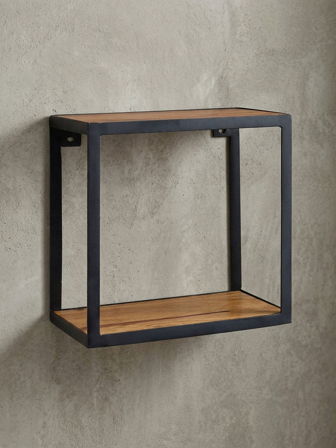 Frontale Ansicht des quadratischen Wandregals Puri. Der schwarze Metallrahmen und der Massivholz-Regalboden bilden einen 35x18x35 cm großen, offenen Kubus für stilvolle Wanddeko._