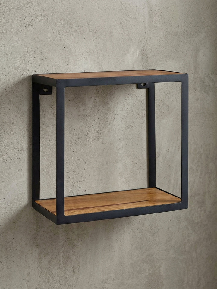 Frontale Ansicht des quadratischen Wandregals Puri. Der schwarze Metallrahmen und der Massivholz-Regalboden bilden einen 35x18x35 cm großen, offenen Kubus für stilvolle Wanddeko._