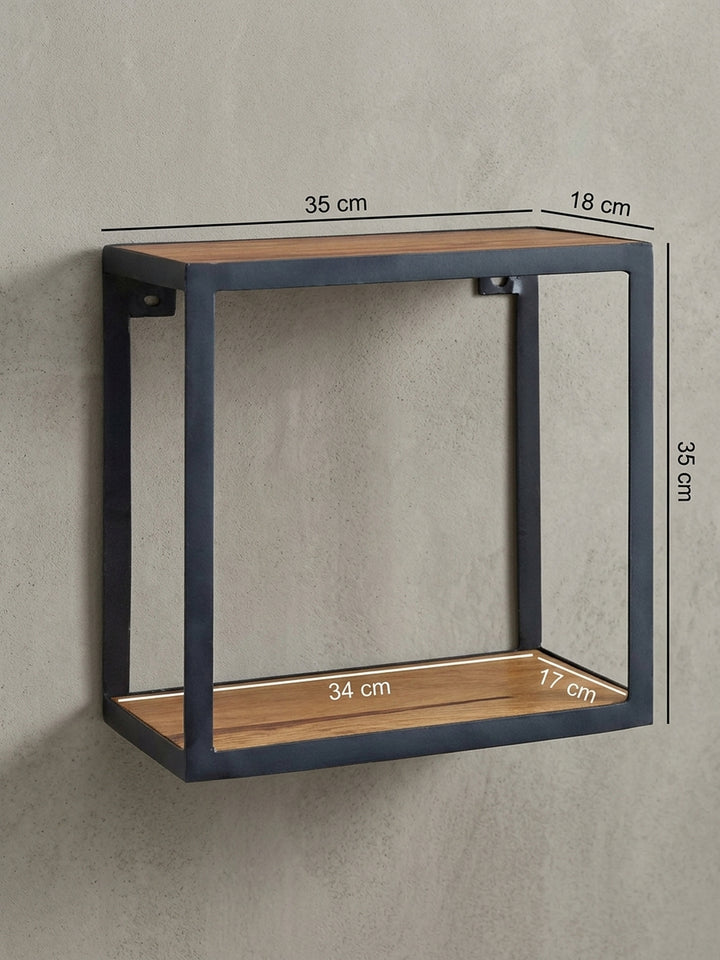 Rückwärtige Detailansicht des Metallregals mit Fokus auf die integrierte Wandaufhängung. Die stabile Konstruktion des 35x35 cm großen Kubus ermöglicht eine sichere Montage an der Wand._