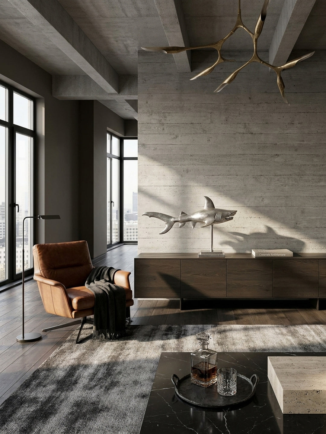 Große Dekofigur eines Hais aus silbernem Aluminium auf einem dunklen Sideboard in einem modern-brutalistischen Wohnzimmer mit Betonwand und Ledersessel._