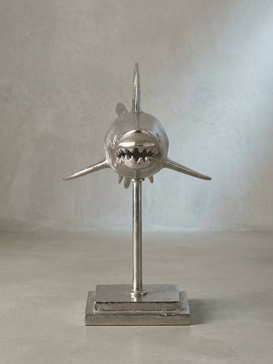 Nahaufnahme des fein gearbeiteten Kopfes der Hai-Figur mit offenem Maul, die die markante Optik dieser hochwertigen Aluminiumdekoration verdeutlicht._