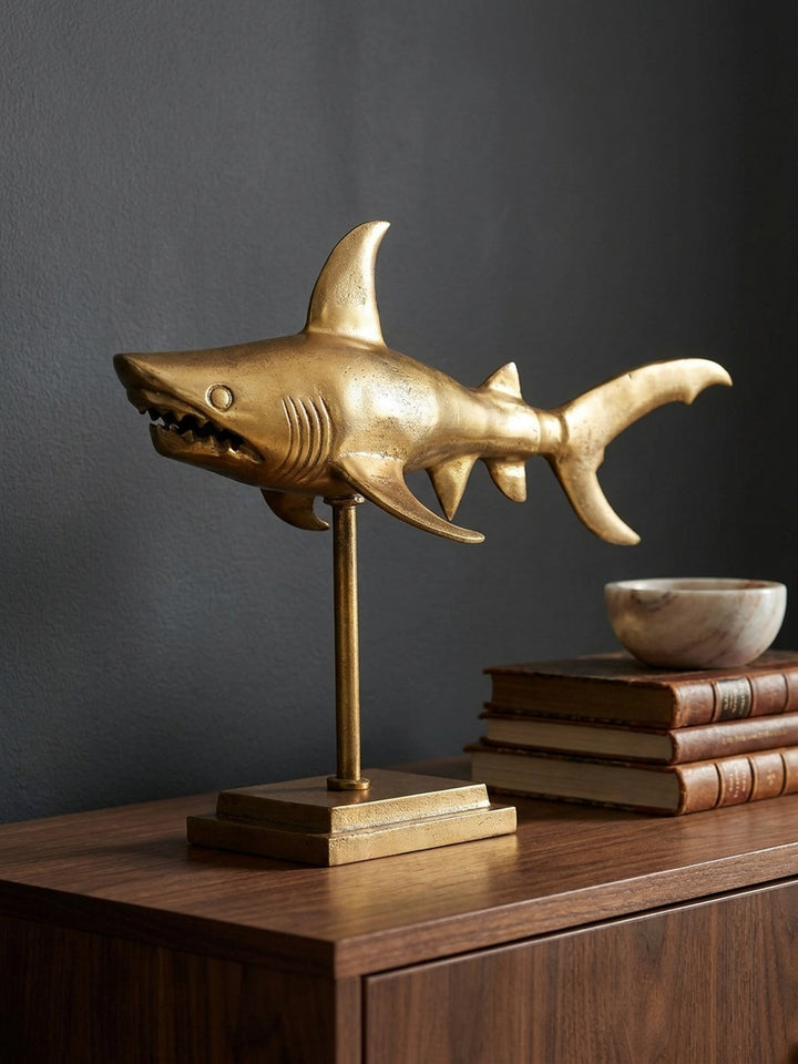Makroaufnahme der mattgoldenen Oberfläche der Hai-Skulptur, die feine Pinselstriche und die handwerkliche Textur des lackierten Aluminiums zeigt._