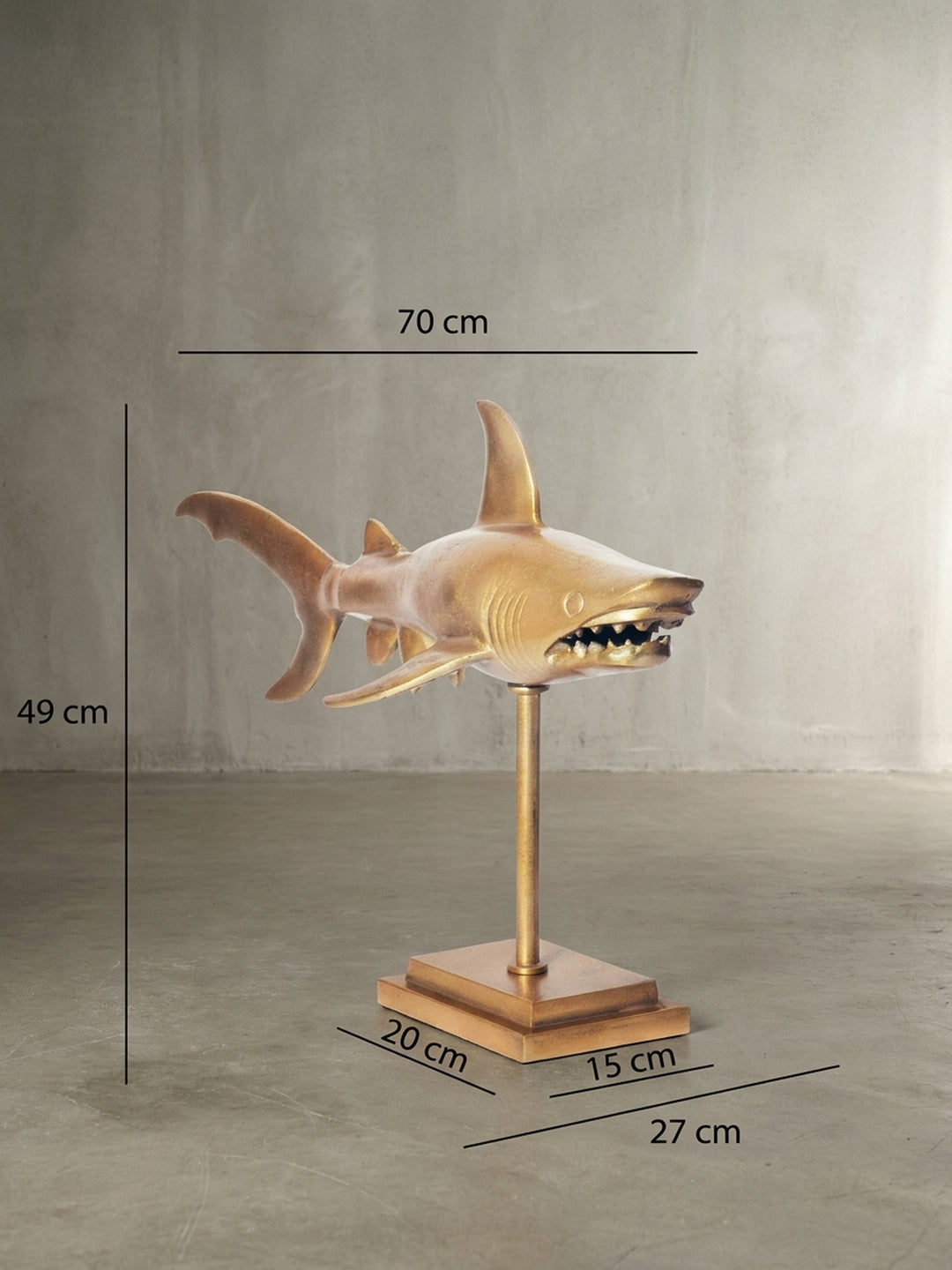 Technische Darstellung der Dekofigur Hai mit exakten Maßen: Länge 70 cm, Höhe 49 cm und Tiefe 27 cm, ideal zur Raumplanung._