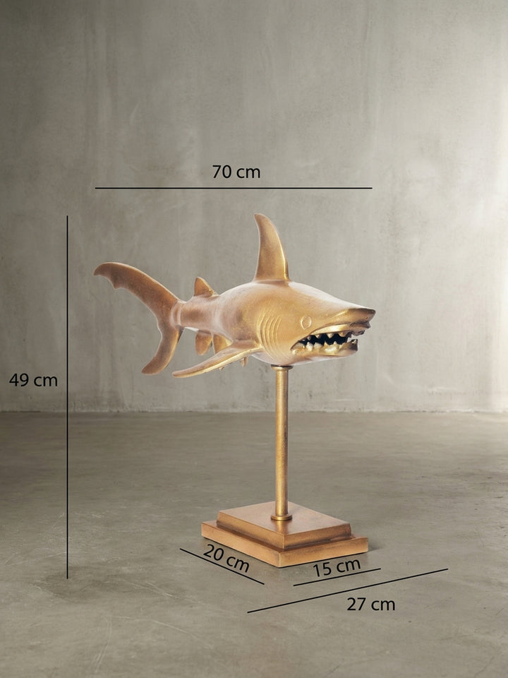 Technische Darstellung der Dekofigur Hai mit exakten Maßen: Länge 70 cm, Höhe 49 cm und Tiefe 27 cm, ideal zur Raumplanung._