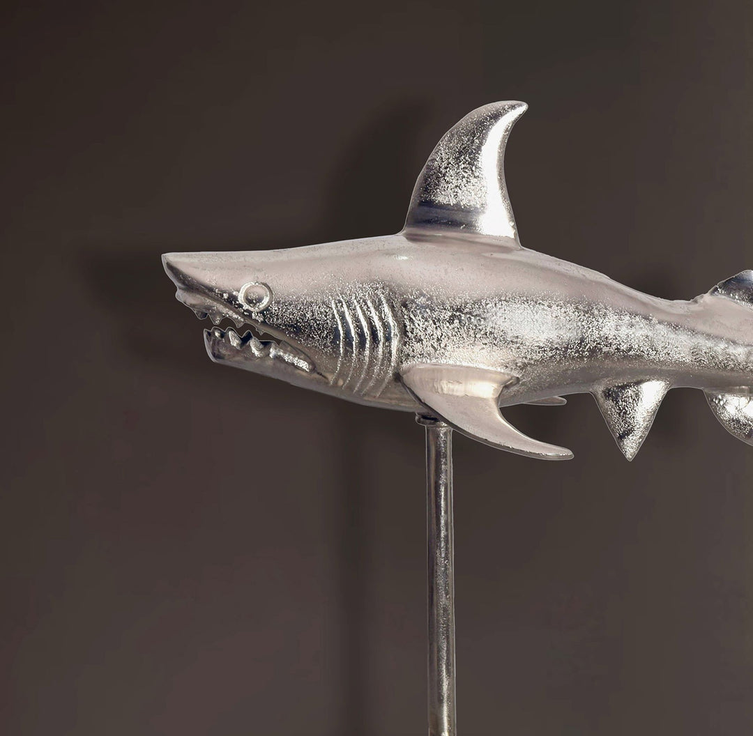 Dekofigur Hai Aluminium Maritim 70 cm mit Sockel - Design Metall Deko Alu Modern - Tischdeko Wohndeko Aluminiumdekoration - Dekoration Wohnaccessoire_