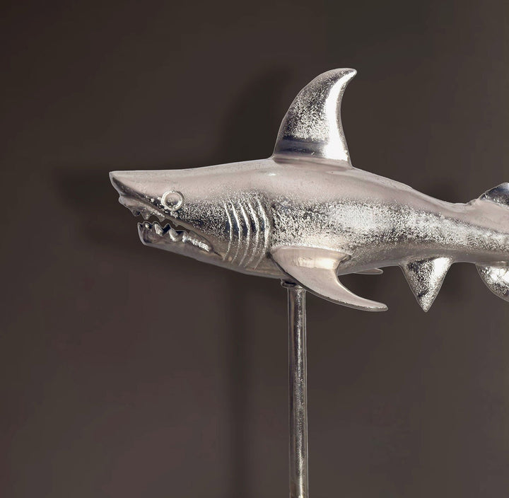 Dekofigur Hai Aluminium Maritim 70 cm mit Sockel - Design Metall Deko Alu Modern - Tischdeko Wohndeko Aluminiumdekoration - Dekoration Wohnaccessoire_