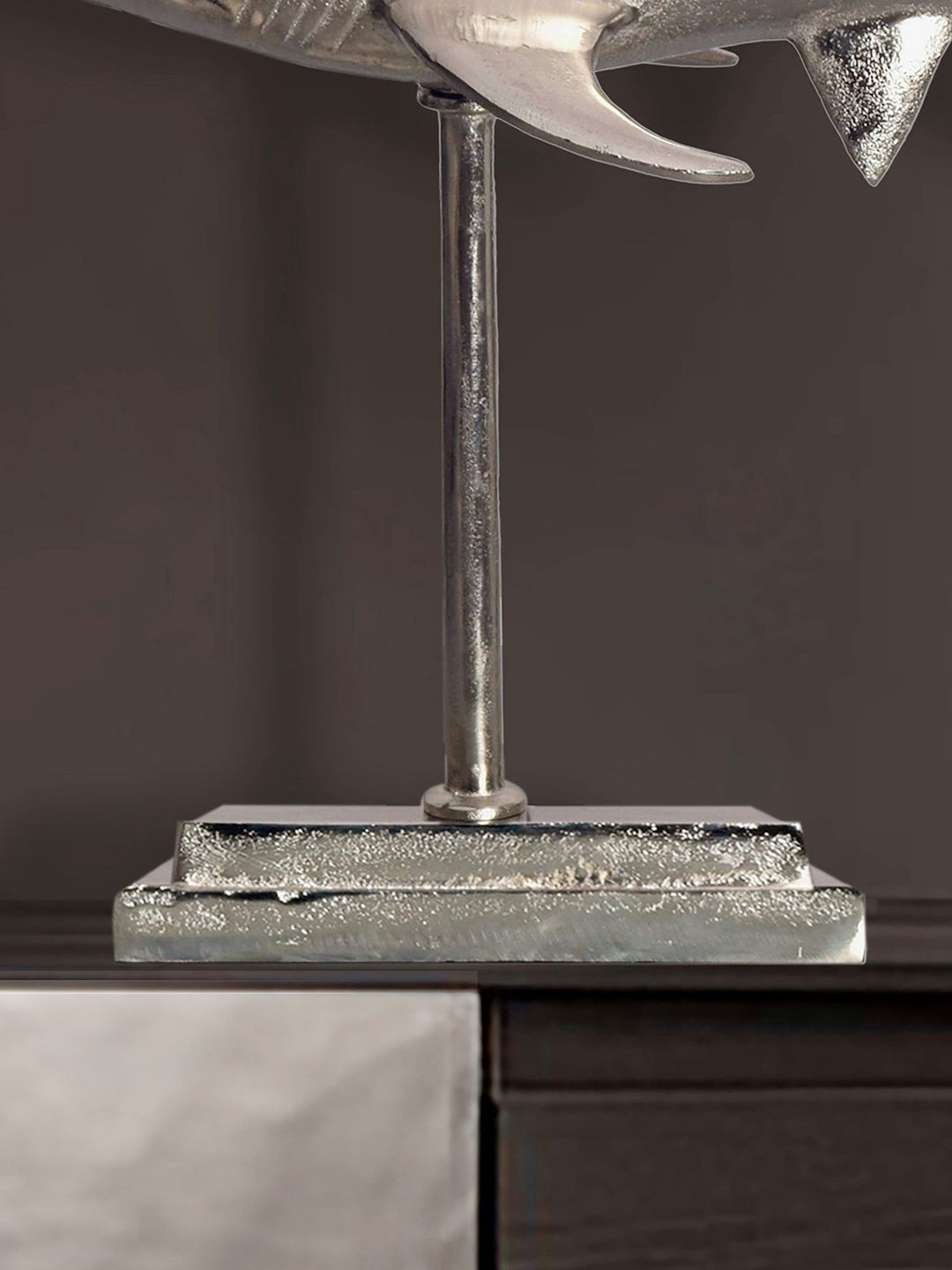 Dekofigur Hai Aluminium Maritim 70 cm mit Sockel - Design Metall Deko Alu Modern - Tischdeko Wohndeko Aluminiumdekoration - Dekoration Wohnaccessoire_