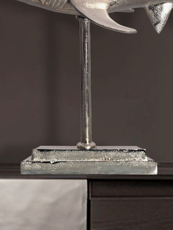 Dekofigur Hai Aluminium Maritim 70 cm mit Sockel - Design Metall Deko Alu Modern - Tischdeko Wohndeko Aluminiumdekoration - Dekoration Wohnaccessoire_